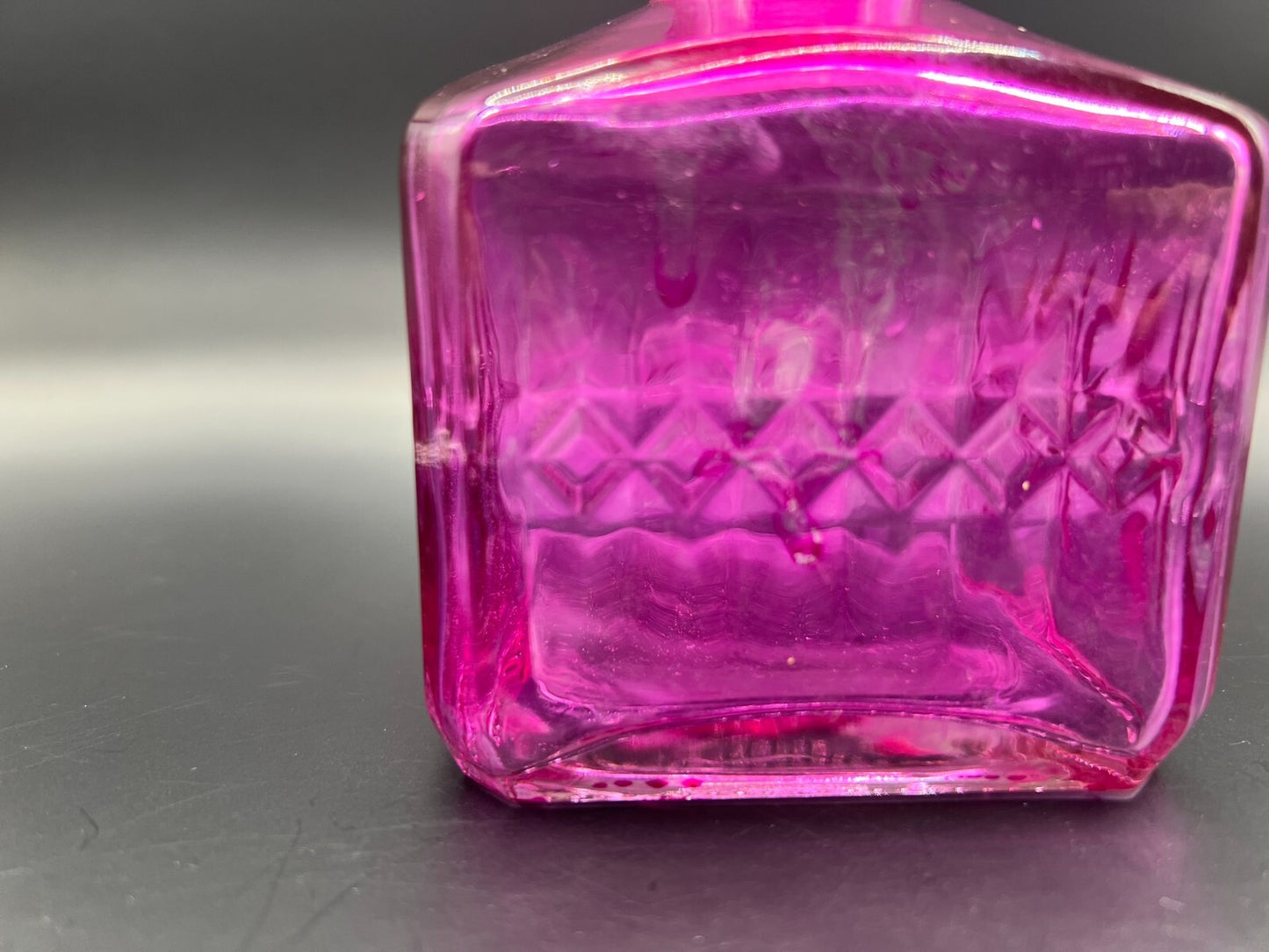 Speckled Hot Pink Diamond Decanter with Lid – Mid-Century Retro Barware