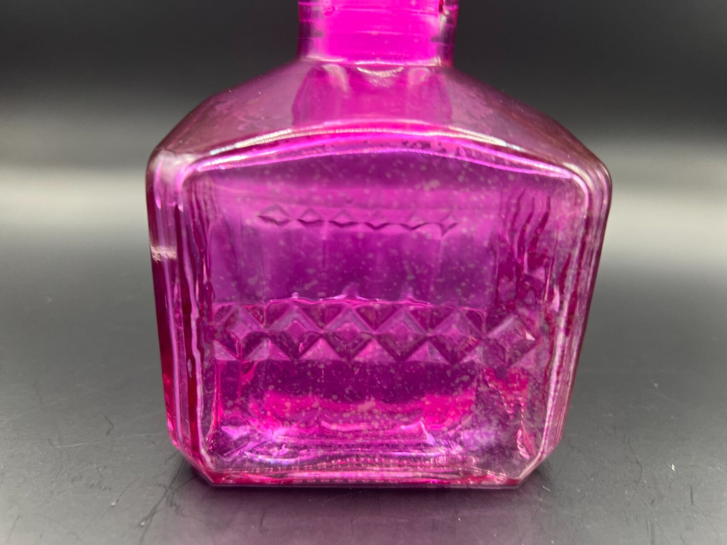 Speckled Hot Pink Diamond Decanter with Lid – Mid-Century Retro Barware