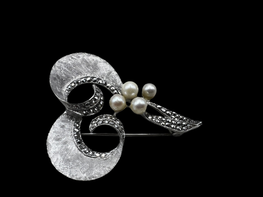 925 Vintage Pearl & Marcasite Brooch with Silver Setting and Elegant Design