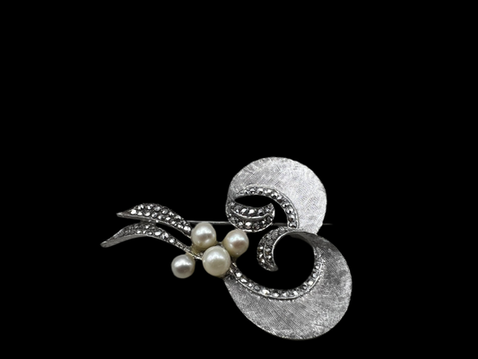 925 Vintage Pearl & Marcasite Brooch with Silver Setting and Elegant Design